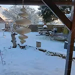 All-in-One Apartment mit eigener Sonnenterrasse im Garten