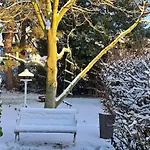 All-in-One Apartment mit eigener Sonnenterrasse im Garten