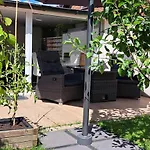 All-in-One Apartment mit eigener Sonnenterrasse im Garten