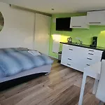 Appartement All-in-one Mit Eigener Sonnenterrasse Im Garten Düsseldorf